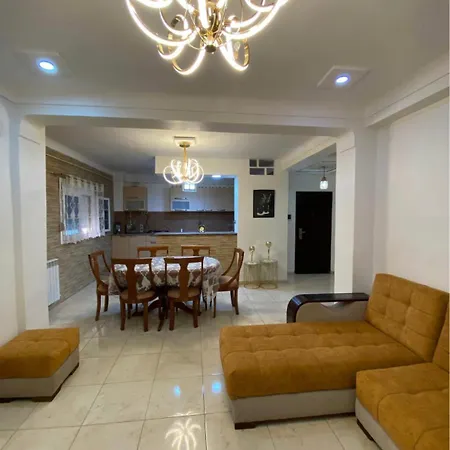 La Maison Des Fleurs بيت ضيافة *